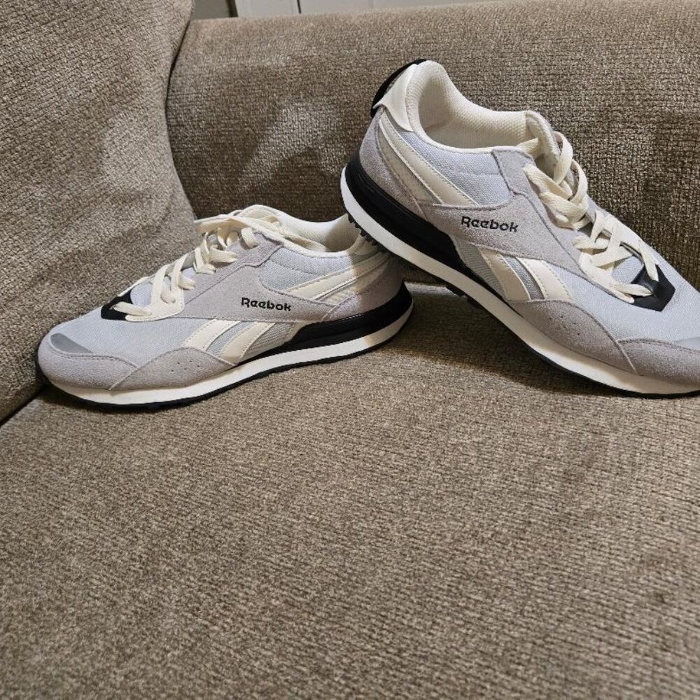 NWOT Men's Reebok Light Gray/White/Dark Blue Sneakers - Size 10